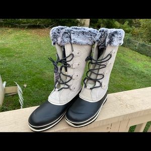 NWT Khombu boots size 7